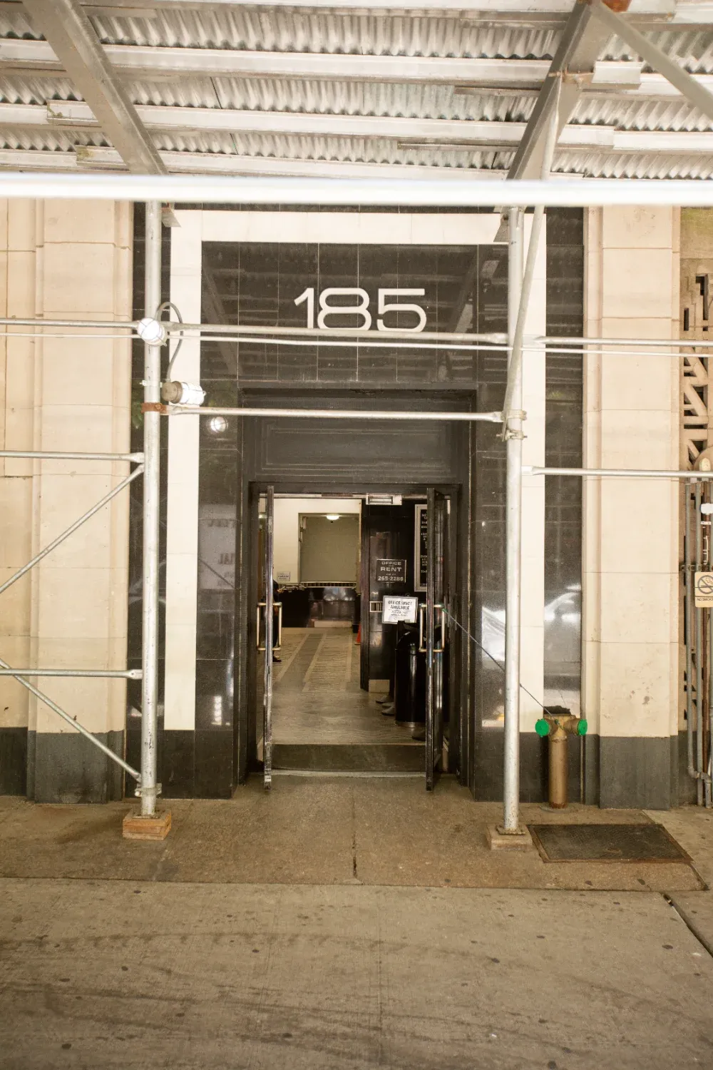 Building entrance at 185 Montague Street, location of Creative Dentistry of Brooklyn Heights